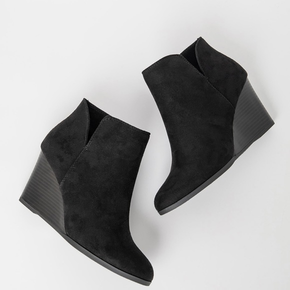 Wedge heel, approximately 2.5 inches tall. Fit small, more like a 9.5. - Picture 9 of 11